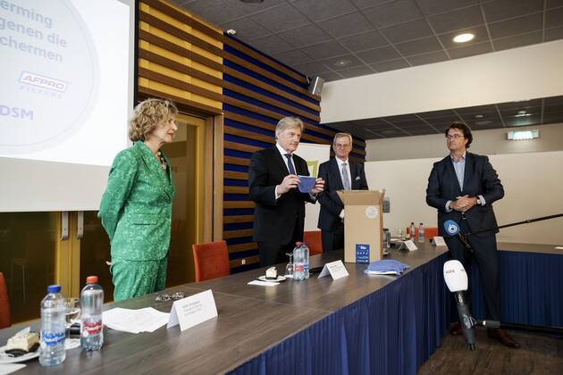 2020-04-28 16:31:46 HILVERSUM - Edith Schippers, directeur van DSM en Minister voor Medische Zorg Martin van Rijn bij de aftrap in het Tergooi ziekenhuis van de Nederlandse productie van mondkapjes. DSM en Auping gaan 1 tot 1,5 miljoen mondkapjes per week produceren. ANP ROBIN VAN LONKHUIJSEN  Copyright: xANPxRobinxvanxLonkhuijsenx x409939795x