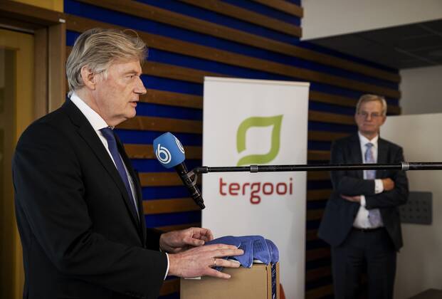 2020-04-28 16:36:49 HILVERSUM - Minister voor Medische Zorg Martin van Rijn bij de aftrap in het Tergooi ziekenhuis van de Nederlandse productie van mondkapjes. DSM en Auping gaan 1 tot 1,5 miljoen mondkapjes per week produceren. ANP ROBIN VAN LONKHUIJSEN  Copyright: xANPxRobinxvanxLonkhuijsenx x409939805x
