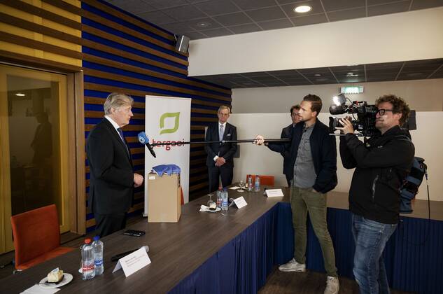 2020-04-28 16:37:15 HILVERSUM - Minister voor Medische Zorg Martin van Rijn bij de aftrap in het Tergooi ziekenhuis van de Nederlandse productie van mondkapjes. DSM en Auping gaan 1 tot 1,5 miljoen mondkapjes per week produceren. ANP ROBIN VAN LONKHUIJSEN  Copyright: xANPxRobinxvanxLonkhuijsenx x409939967x