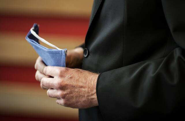 2020-04-28 16:41:39 HILVERSUM - Minister voor Medische Zorg Martin van Rijn bij de aftrap in het Tergooi ziekenhuis van de Nederlandse productie van mondkapjes. DSM en Auping gaan 1 tot 1,5 miljoen mondkapjes per week produceren. ANP ROBIN VAN LONKHUIJSEN  Copyright: xANPxRobinxvanxLonkhuijsenx x409940114x