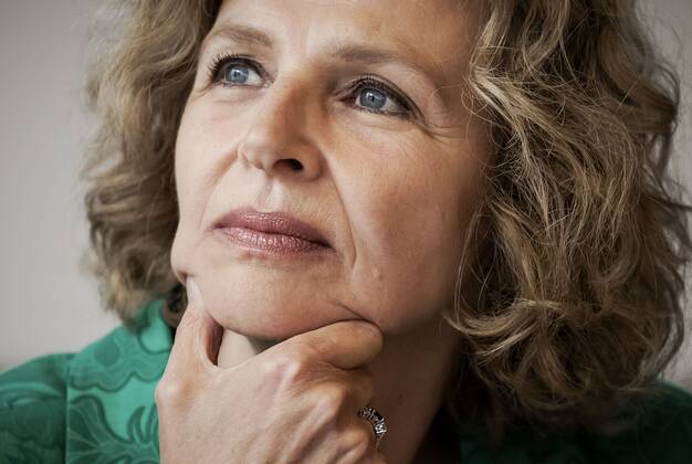 2020-04-28 16:24:23 HILVERSUM - Edith Schippers, directeur van DSM bij de aftrap in het Tergooi ziekenhuis van de Nederlandse productie van mondkapjes. DSM en Auping gaan 1 tot 1,5 miljoen mondkapjes per week produceren. ANP ROBIN VAN LONKHUIJSEN Copyright: xANPxRobinxvanxLonkhuijsenx x409940120x