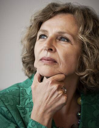 2020-04-28 16:24:08 HILVERSUM - Edith Schippers, directeur van DSM bij de aftrap in het Tergooi ziekenhuis van de Nederlandse productie van mondkapjes. DSM en Auping gaan 1 tot 1,5 miljoen mondkapjes per week produceren. ANP ROBIN VAN LONKHUIJSEN Copyright: xANPxRobinxvanxLonkhuijsenx x409940121x