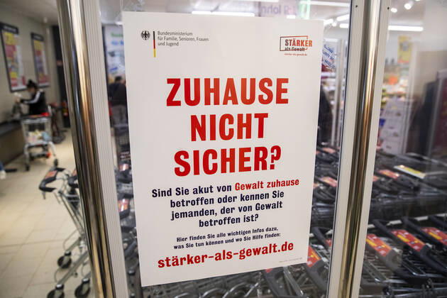 Kampagne des Familienministeriums gegen haeuslichen Gewalt in Berlin am 28. April 2020. Seit gestern ist in der Bahn, in Trams und Bussen pflicht, eine Protektion fuer Nase und Mund zu tragen. Ab morgen gilt die Pflicht auch fuer den Einzelhandel. Coronavirus in Berlin