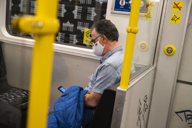 Reisende mit Mundschutzmaske in der oeffentlichen Verkehrsmittel in Berlin am 28. April 2020. Seit gestern ist in der Bahn, in Trams und Bussen pflicht, eine Protektion fuer Nase und Mund zu tragen. Ab morgen gilt die Pflicht auch fuer den Einzelhandel. Coronavirus in Berlin