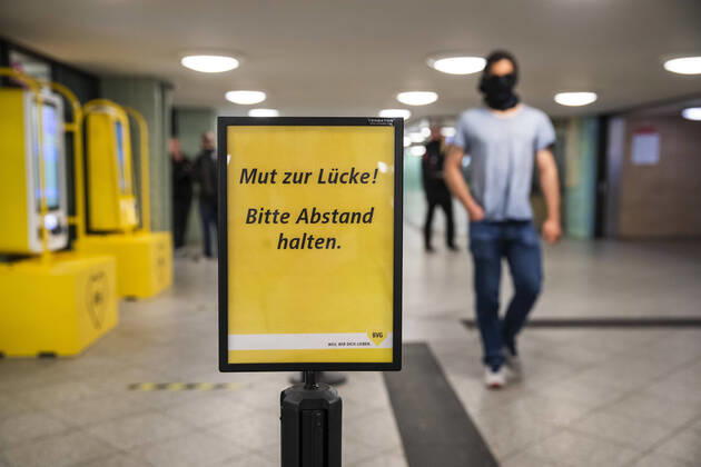 Reisende mit Mundschutzmaske in der oeffentlichen Verkehrsmittel in Berlin am 28. April 2020. Seit gestern ist in der Bahn, in Trams und Bussen pflicht, eine Protektion fuer Nase und Mund zu tragen. Ab morgen gilt die Pflicht auch fuer den Einzelhandel. Coronavirus in Berlin