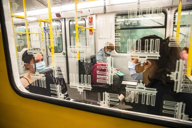 Reisende mit Mundschutzmaske in der oeffentlichen Verkehrsmittel in Berlin am 28. April 2020. Seit gestern ist in der Bahn, in Trams und Bussen pflicht, eine Protektion fuer Nase und Mund zu tragen. Ab morgen gilt die Pflicht auch fuer den Einzelhandel. Coronavirus in Berlin