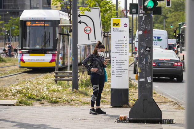 Reisende mit Mundschutzmaske in der oeffentlichen Verkehrsmittel in Berlin am 28. April 2020. Seit gestern ist in der Bahn, in Trams und Bussen pflicht, eine Protektion fuer Nase und Mund zu tragen. Ab morgen gilt die Pflicht auch fuer den Einzelhandel. Coronavirus in Berlin