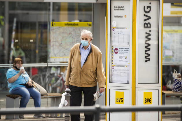 Reisende mit Mundschutzmaske in der oeffentlichen Verkehrsmittel in Berlin am 28. April 2020. Seit gestern ist in der Bahn, in Trams und Bussen pflicht, eine Protektion fuer Nase und Mund zu tragen. Ab morgen gilt die Pflicht auch fuer den Einzelhandel. Coronavirus in Berlin