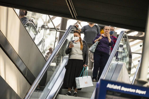 Reisende mit Mundschutzmaske in der oeffentlichen Verkehrsmittel in Berlin am 28. April 2020. Seit gestern ist in der Bahn, in Trams und Bussen pflicht, eine Protektion fuer Nase und Mund zu tragen. Ab morgen gilt die Pflicht auch fuer den Einzelhandel. Coronavirus in Berlin
