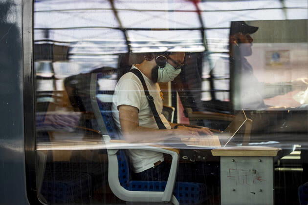 Reisende mit Mundschutzmaske in der oeffentlichen Verkehrsmittel in Berlin am 28. April 2020. Seit gestern ist in der Bahn, in Trams und Bussen pflicht, eine Protektion fuer Nase und Mund zu tragen. Ab morgen gilt die Pflicht auch fuer den Einzelhandel. Coronavirus in Berlin