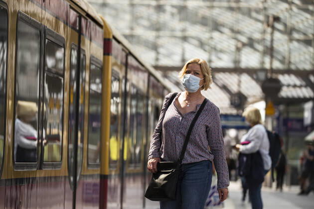 Reisende mit Mundschutzmaske in der oeffentlichen Verkehrsmittel in Berlin am 28. April 2020. Seit gestern ist in der Bahn, in Trams und Bussen pflicht, eine Protektion fuer Nase und Mund zu tragen. Ab morgen gilt die Pflicht auch fuer den Einzelhandel. Coronavirus in Berlin