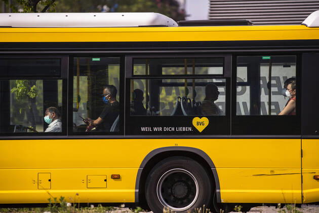 Reisende mit Mundschutzmaske in der oeffentlichen Verkehrsmittel in Berlin am 28. April 2020. Seit gestern ist in der Bahn, in Trams und Bussen pflicht, eine Protektion fuer Nase und Mund zu tragen. Ab morgen gilt die Pflicht auch fuer den Einzelhandel. Coronavirus in Berlin