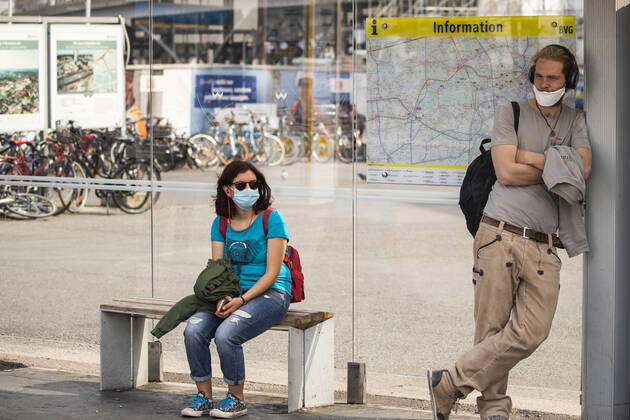 Reisende mit Mundschutzmaske in der oeffentlichen Verkehrsmittel in Berlin am 28. April 2020. Seit gestern ist in der Bahn, in Trams und Bussen pflicht, eine Protektion fuer Nase und Mund zu tragen. Ab morgen gilt die Pflicht auch fuer den Einzelhandel. Coronavirus in Berlin