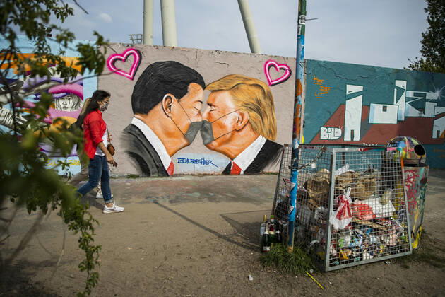 Grafitti des Kuenstlers Eme Freethinker mit USA Praesident Donald Trump und Chinesischer Praesident Xi Jinping, die sich mit einer Mundschutzmaske kuessen, am Mauerpark in Berlin am 28. April 2020. Seit gestern ist in der Bahn, in Trams und Bussen pflicht, eine Protektion fuer Nase und Mund zu tragen. Ab morgen gilt die Pflicht auch fuer den Einzelhandel. Coronavirus in Berlin