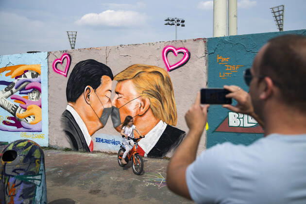 Grafitti des Kuenstlers Eme Freethinker mit USA Praesident Donald Trump und Chinesischer Praesident Xi Jinping, die sich mit einer Mundschutzmaske kuessen, am Mauerpark in Berlin am 28. April 2020. Seit gestern ist in der Bahn, in Trams und Bussen pflicht, eine Protektion fuer Nase und Mund zu tragen. Ab morgen gilt die Pflicht auch fuer den Einzelhandel. Coronavirus in Berlin
