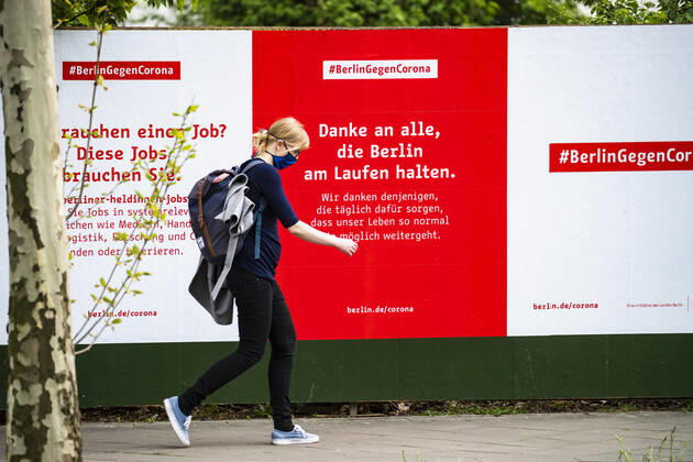Werbekampagne des Berliner Senats gegen Coronavirus in Berlin am 28. April 2020. Seit gestern ist in der Bahn, in Trams und Bussen pflicht, eine Protektion fuer Nase und Mund zu tragen. Ab morgen gilt die Pflicht auch fuer den Einzelhandel. Coronavirus in Berlin