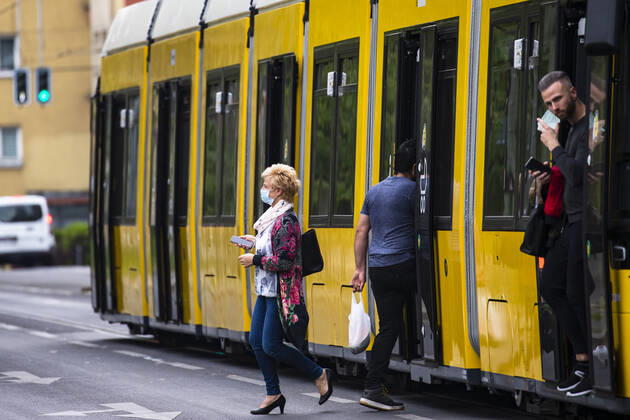 Werbekampagne des Berliner Senats gegen Coronavirus in Berlin am 28. April 2020. Seit gestern ist in der Bahn, in Trams und Bussen pflicht, eine Protektion fuer Nase und Mund zu tragen. Ab morgen gilt die Pflicht auch fuer den Einzelhandel. Coronavirus in Berlin
