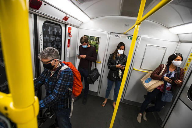 Reisende mit Mundschutzmaske in der oeffentlichen Verkehrsmittel in Berlin am 28. April 2020. Seit gestern ist in der Bahn, in Trams und Bussen pflicht, eine Protektion fuer Nase und Mund zu tragen. Ab morgen gilt die Pflicht auch fuer den Einzelhandel. Coronavirus in Berlin
