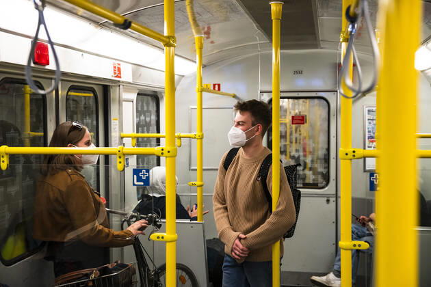 Reisende mit Mundschutzmaske in der oeffentlichen Verkehrsmittel in Berlin am 28. April 2020. Seit gestern ist in der Bahn, in Trams und Bussen pflicht, eine Protektion fuer Nase und Mund zu tragen. Ab morgen gilt die Pflicht auch fuer den Einzelhandel. Coronavirus in Berlin