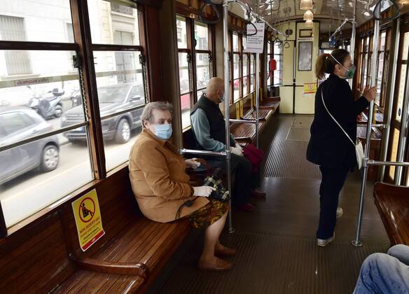 Milan, Coronavirus new signage for phase 2, respecting the sea distances inside the trams that in the stops, Advertising on Trams, public transport Atm (Duilio Piaggesi Fotogramma, Milan - 2020-04-28) p.s. la foto e utilizzabile nel rispetto del contesto in cui e stata scattata, e senza intento diffamatorio del decoro delle persone rappresentate Copyright: xDuilioxPiaggesix xFOTOGRAMMAx