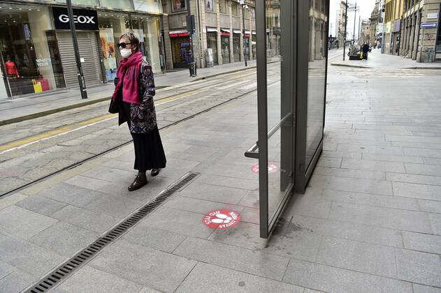 Milan, Coronavirus new signage for phase 2, respecting the sea distances inside the trams that in the stops, Advertising on Trams, public transport Atm (Duilio Piaggesi Fotogramma, Milan - 2020-04-28) p.s. la foto e utilizzabile nel rispetto del contesto in cui e stata scattata, e senza intento diffamatorio del decoro delle persone rappresentate  Copyright: xDuilioxPiaggesix xFOTOGRAMMAx