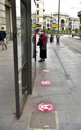 Milan, Coronavirus new signage for phase 2, respecting the sea distances inside the trams that in the stops, Advertising on Trams, public transport Atm (Duilio Piaggesi Fotogramma, Milan - 2020-04-28) p.s. la foto e utilizzabile nel rispetto del contesto in cui e stata scattata, e senza intento diffamatorio del decoro delle persone rappresentate Copyright: xDuilioxPiaggesix xFOTOGRAMMAx