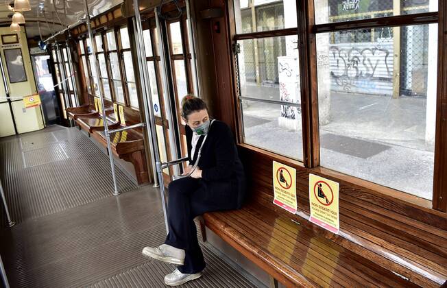 Milan, Coronavirus new signage for phase 2, respecting the sea distances inside the trams that in the stops, Advertising on Trams, public transport Atm (Duilio Piaggesi Fotogramma, Milan - 2020-04-28) p.s. la foto e utilizzabile nel rispetto del contesto in cui e stata scattata, e senza intento diffamatorio del decoro delle persone rappresentate Copyright: xDuilioxPiaggesix xFOTOGRAMMAx
