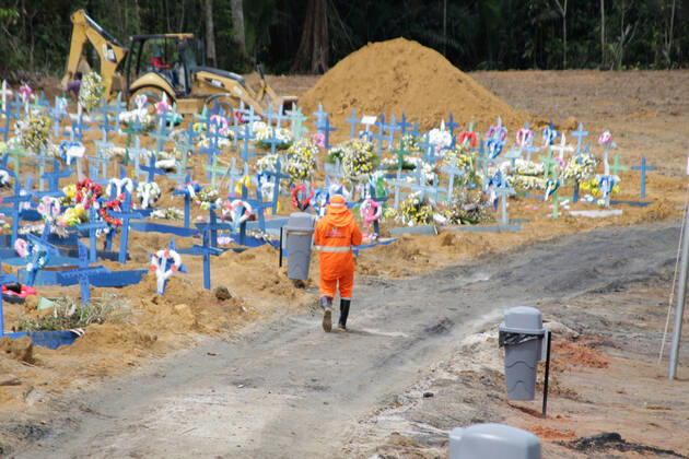 MANAUS, AM - 28.04.2020: MOVIMENTAÇÃO NO CEMITÉRIO PARQUE MANAUS - Movement in the Parque de Manaus cemetery, this Wednesday morning (28), in the Tarumã neighborhood, west of the city of Manaus. x1907972x  SandroxPereira