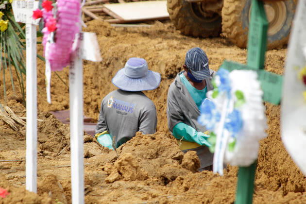 MANAUS, AM - 28.04.2020: MOVIMENTAÇÃO NO CEMITÉRIO PARQUE MANAUS - Movement in the Parque de Manaus cemetery, this Wednesday morning (28), in the Tarumã neighborhood, west of the city of Manaus. In the photo, gravediggers inside an open ditch where the coffins are being placed. x1907973x  SandroxPereira