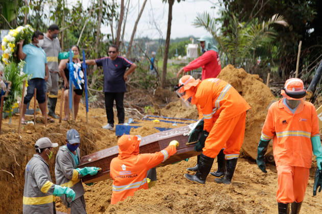 MANAUS, AM - 28.04.2020: MOVIMENTAÇÃO NO CEMITÉRIO PARQUE MANAUS - Movement in the Parque de Manaus cemetery, this Wednesday morning (28), in the Tarumã neighborhood, west of the city of Manaus. In the photo, family members accompany the burial of their relatives. x1907978x  SandroxPereira