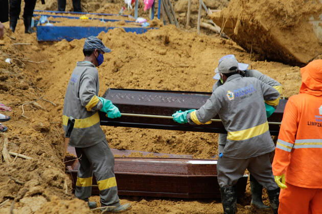 MANAUS, AM - 28.04.2020: MOVIMENTAÇÃO NO CEMITÉRIO PARQUE MANAUS - Movement in the Parque de Manaus cemetery, this Wednesday morning (28), in the Tarumã neighborhood, west of the city of Manaus. In the photo, gravediggers put a coffin inside a ditch. x1907979x  SandroxPereira