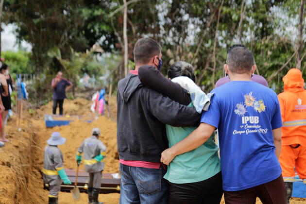MANAUS, AM - 28.04.2020: MOVIMENTAÇÃO NO CEMITÉRIO PARQUE MANAUS - Movement in the Parque de Manaus cemetery, this Wednesday morning (28), in the Tarumã neighborhood, west of the city of Manaus. In the photo, family members accompany the burial of their relatives. x1907981x  SandroxPereira