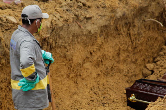 MANAUS, AM - 28.04.2020: MOVIMENTAÇÃO NO CEMITÉRIO PARQUE MANAUS - Movement in the Parque de Manaus cemetery, this Wednesday morning (28), in the Tarumã neighborhood, west of the city of Manaus. In the photo, gravedigger looks at a coffin in a ditch. x1907983x  SandroxPereira
