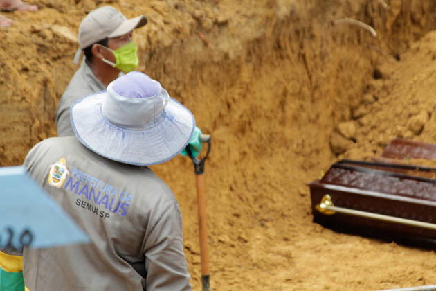 MANAUS, AM - 28.04.2020: MOVIMENTAÇÃO NO CEMITÉRIO PARQUE MANAUS - Movement in the Parque de Manaus cemetery, this Wednesday morning (28), in the Tarumã neighborhood, west of the city of Manaus. In the photo, gravediggers in a ditch with the coffins. x1907984x  SandroxPereira
