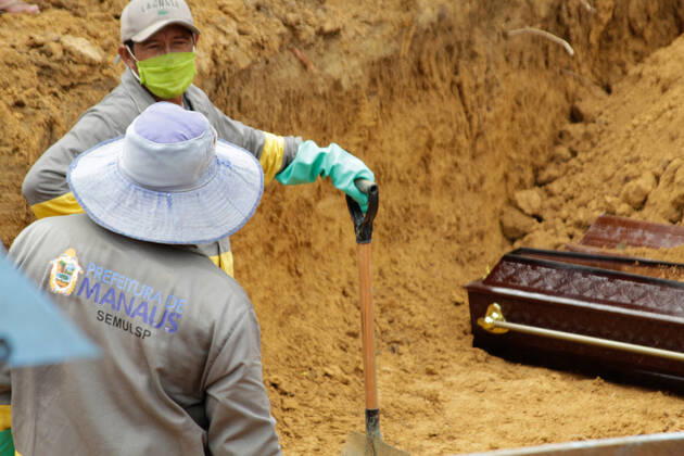 MANAUS, AM - 28.04.2020: MOVIMENTAÇÃO NO CEMITÉRIO PARQUE MANAUS - Movement in the Parque de Manaus cemetery, this Wednesday morning (28), in the Tarumã neighborhood, west of the city of Manaus. In the photo, gravediggers in a ditch along with coffins. x1907985x  SandroxPereira
