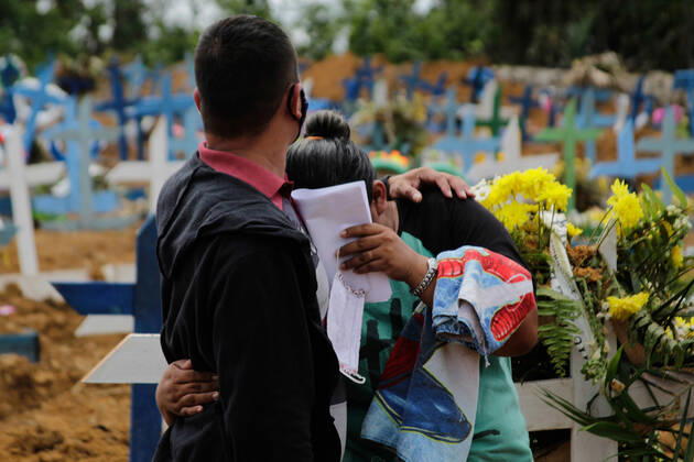MANAUS, AM - 28.04.2020: MOVIMENTAÇÃO NO CEMITÉRIO PARQUE MANAUS - Movement in the Parque de Manaus cemetery, this Wednesday morning (28), in the Tarumã neighborhood, west of the city of Manaus. In the photo, family members cry when accompanying the burial of their relatives. x1907986x  SandroxPereira