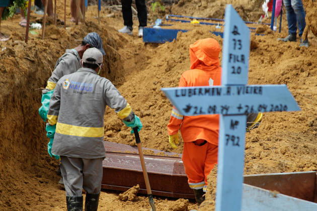 MANAUS, AM - 28.04.2020: MOVIMENTAÇÃO NO CEMITÉRIO PARQUE MANAUS - Movement in the Parque de Manaus cemetery, this Wednesday morning (28), in the Tarumã neighborhood, west of the city of Manaus. x1907987x  SandroxPereira