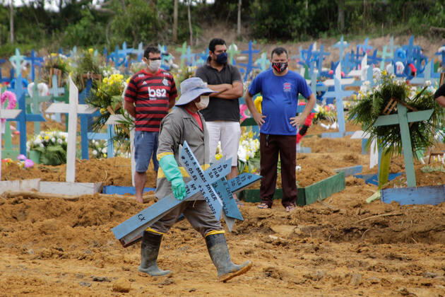MANAUS, AM - 28.04.2020: MOVIMENTAÇÃO NO CEMITÉRIO PARQUE MANAUS - Movement in the Parque de Manaus cemetery, this Wednesday morning (28), in the Tarumã neighborhood, west of the city of Manaus. x1907993x  SandroxPereira