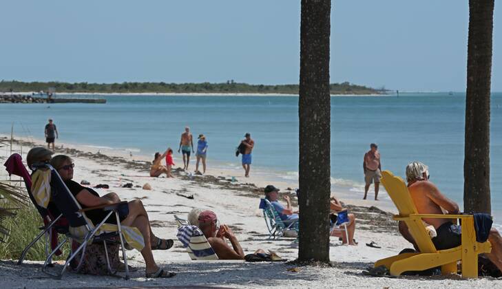 April 28, 2020, St. Pete Beach, Florida, USA: Beach visitors ignore closed beach signs and barricades on Pass-A-Grille Beach, St. Pete Beach, Wednesday, 4 28 2020. Pinellas County Commissioners voted to open the beaches Monday, with restrictions. St. Pete Beach USA - ZUMAs70_ 20200428_zan_s70_009 Copyright: xScottxKeelerx