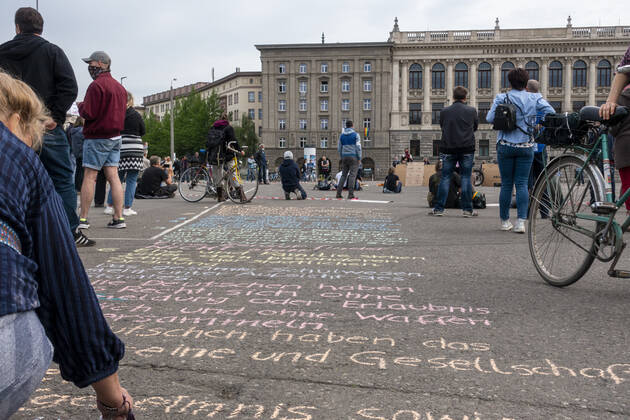 In Leipzig wurde das Grundgesetz mit Kreide auf den Boden vor die Leipziger Stadtbibliothek gemalt währen bei einer Demonstration ein offenes Mikrofon für eine Corona Debatte für alle da war. Wilhelm-Leuschner-Platz. Zentrum Sachsen Deutschland