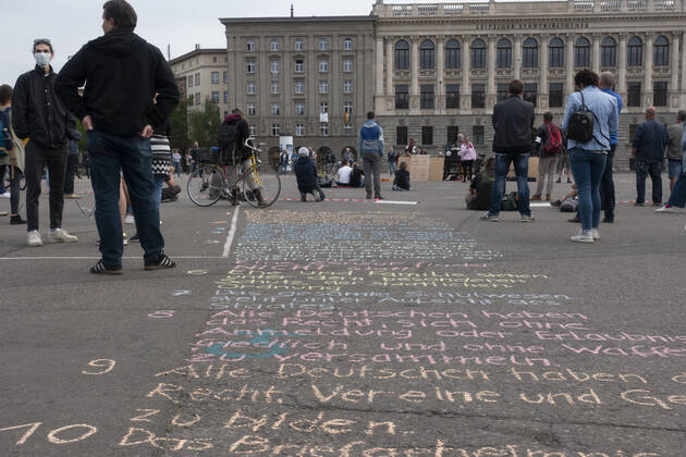 In Leipzig wurde das Grundgesetz mit Kreide auf den Boden vor die Leipziger Stadtbibliothek gemalt währen bei einer Demonstration ein offenes Mikrofon für eine Corona Debatte für alle da war. Wilhelm-Leuschner-Platz. Zentrum Sachsen Deutschland