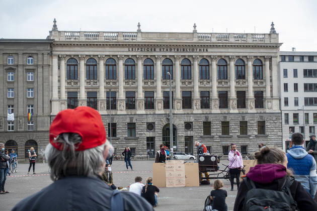 In Leipzig wurde das Grundgesetz mit Kreide auf den Boden vor die Leipziger Stadtbibliothek gemalt währen bei einer Demonstration ein offenes Mikrofon für eine Corona Debatte für alle da war. Wilhelm-Leuschner-Platz. Zentrum Sachsen Deutschland