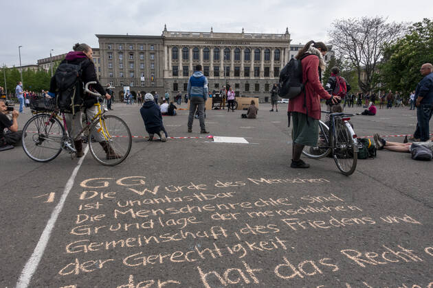 In Leipzig wurde das Grundgesetz mit Kreide auf den Boden vor die Leipziger Stadtbibliothek gemalt währen bei einer Demonstration ein offenes Mikrofon für eine Corona Debatte für alle da war. Wilhelm-Leuschner-Platz. Zentrum Sachsen Deutschland