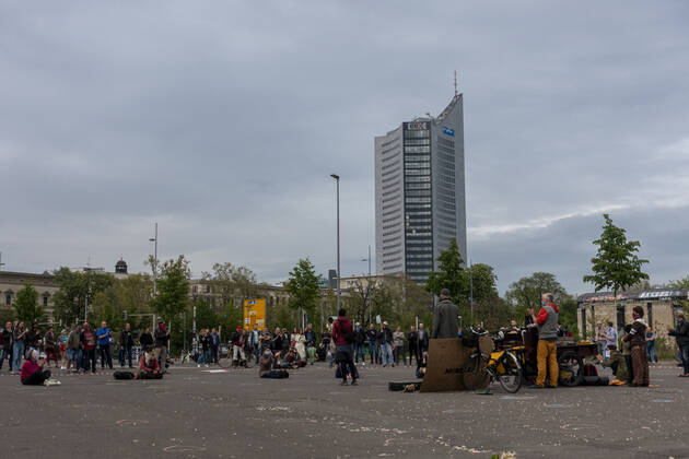 News Bilder des Tages In Leipzig wurde das Grundgesetz mit Kreide auf den Boden vor die Leipziger Stadtbibliothek gemalt währen bei einer Demonstration ein offenes Mikrofon für eine Corona Debatte für alle da war. Wilhelm-Leuschner-Platz. Zentrum Sachsen Deutschland