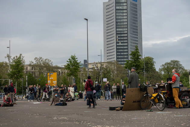 In Leipzig wurde das Grundgesetz mit Kreide auf den Boden vor die Leipziger Stadtbibliothek gemalt währen bei einer Demonstration ein offenes Mikrofon für eine Corona Debatte für alle da war. Wilhelm-Leuschner-Platz. Zentrum Sachsen Deutschland