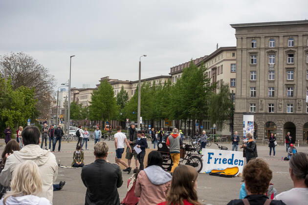 In Leipzig wurde das Grundgesetz mit Kreide auf den Boden vor die Leipziger Stadtbibliothek gemalt währen bei einer Demonstration ein offenes Mikrofon für eine Corona Debatte für alle da war. Wilhelm-Leuschner-Platz. Zentrum Sachsen Deutschland