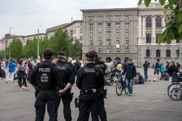 In Leipzig wurde das Grundgesetz mit Kreide auf den Boden vor die Leipziger Stadtbibliothek gemalt währen bei einer Demonstration ein offenes Mikrofon für eine Corona Debatte für alle da war. Wilhelm-Leuschner-Platz. Zentrum Sachsen Deutschland