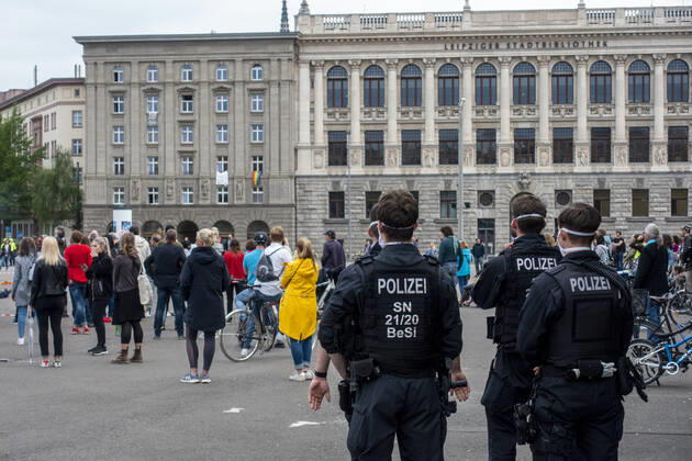 In Leipzig wurde das Grundgesetz mit Kreide auf den Boden vor die Leipziger Stadtbibliothek gemalt währen bei einer Demonstration ein offenes Mikrofon für eine Corona Debatte für alle da war. Wilhelm-Leuschner-Platz. Zentrum Sachsen Deutschland