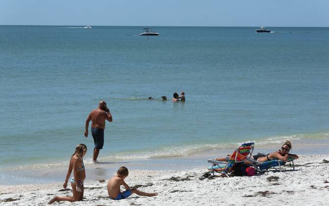 April 28, 2020, St. Pete Beach, Florida, USA: Beach visitors ignore closed beach signs and barricades on Pass-A-Grille Beach, St. Pete Beach, Wednesday, 4 28 2020. Pinellas County Commissioners voted to open the beaches Monday, with restrictions. St. Pete Beach USA - ZUMAs70_ 20200428_zan_s70_010 Copyright: xScottxKeelerx