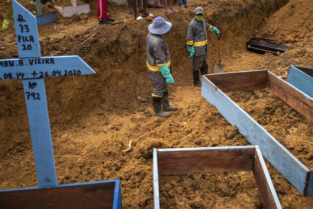 Gravediggers work in a collective burial in the Nossa Senhora Aparecida cemetery, in the city of Manaus, Amazonas state, Brazil, 28 April 2020. The number of burials per day in the capital of Amazonas does not drop below 120 people due to the COVID-19 pandemic, which has led the local government to order the opening of mass graves. The city s funeral system is at risk as coffins have begun to become scarce. EFE Raphael Alves Mass burials do not cease in the Brazilian state of Amazonas !ACHTUNG: NUR REDAKTIONELLE NUTZUNG!  Copyright: xRAPHAELxALVESx AME6331 20200428-637237084864310685